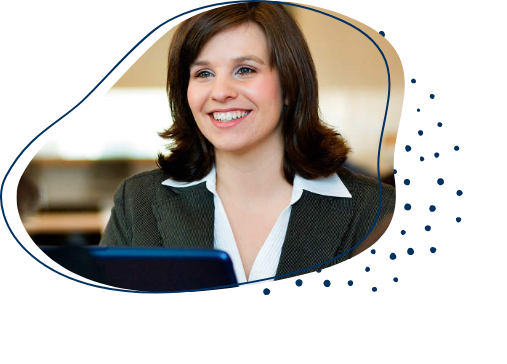 Frau im Blazer im Gespräch mit zwei Kunden.