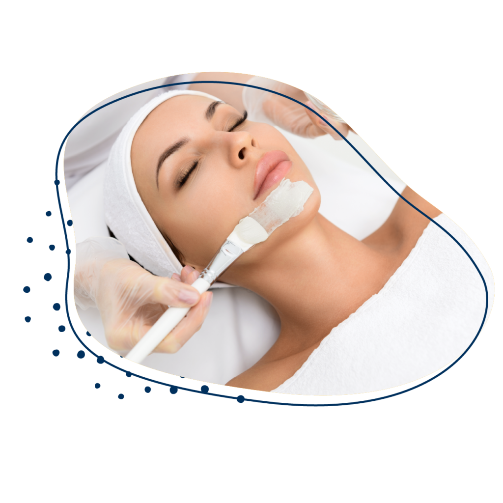 Nahaufnahme einer Frau, die mit geschlossenen Augen auf einer Kosmetikliege liegt und eine Gesichtsmaske erhält.