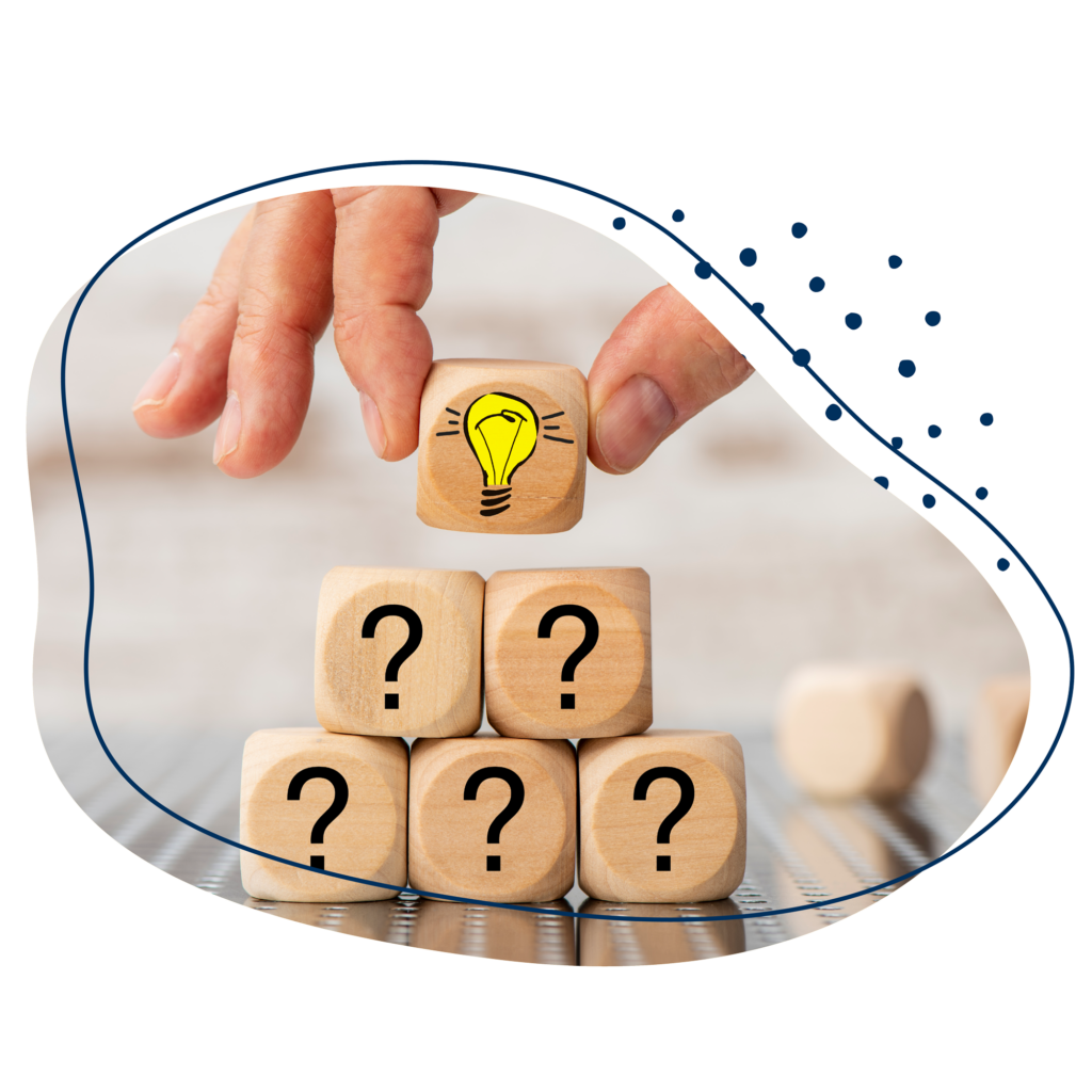 Eine Hand mit einem Würfel auf dem eine Glühbirne abgebildet ist, setzt diesen eine Pyramide bestehend aus fünf Würfeln, auf denen sich jeweils ein Fragezeichen befindet.