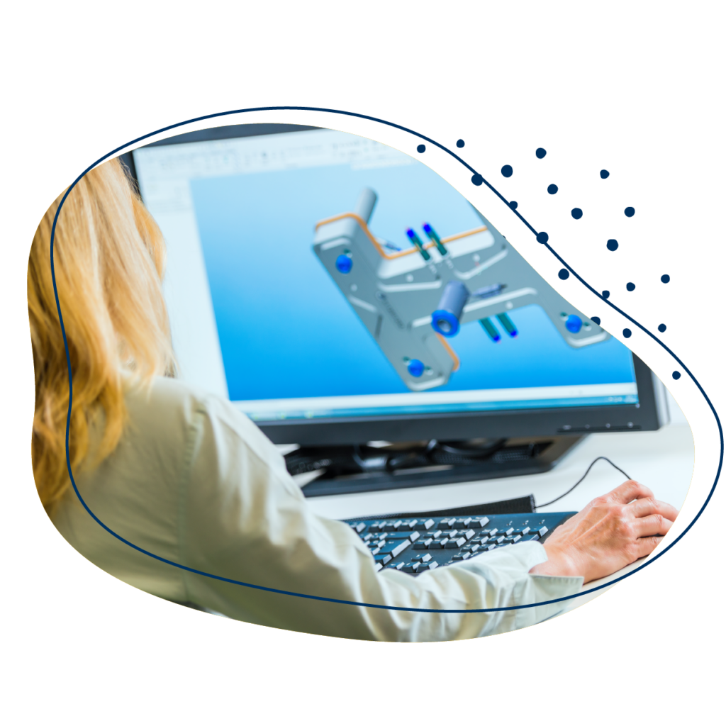 Blick über die Schulter einer blonde Frau auf einen Monitor, auf dem ein 3D-Objekt zu sehen ist.