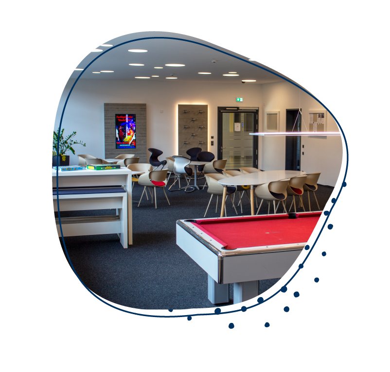Freizeitbereich BFW Leipzig mit rotem Billardtisch und mehreren Sitzgelegenheiten