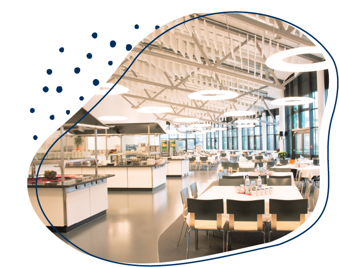 Mensa des BFW Leipzig - heller Raum, mit vielen Fenstern und mehreren Sitzmöglichkeiten und Tischen