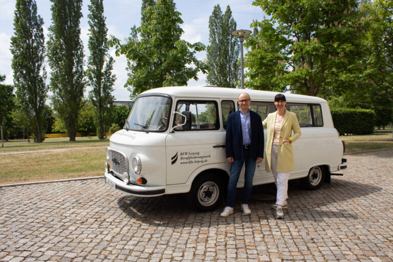 Unser Berater-Team vom BFW Leipzig stehen vor dem Barkas (Oldtimer, Kleintransporter)