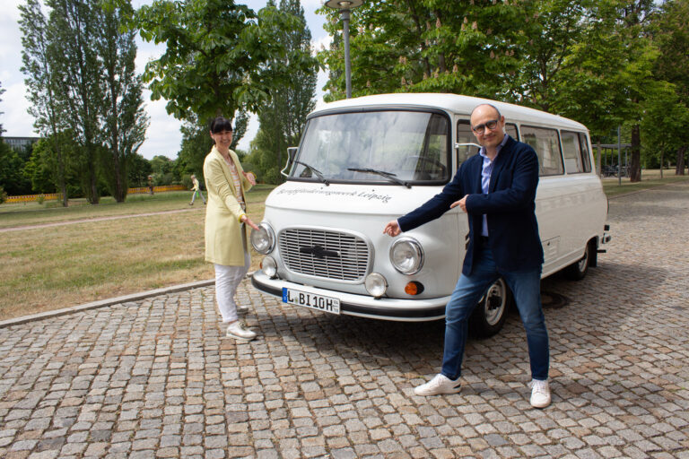 Unser Berater-Team vom BFW Leipzig präsentieren den Barkas (Oldtimer, Kleintransporter)