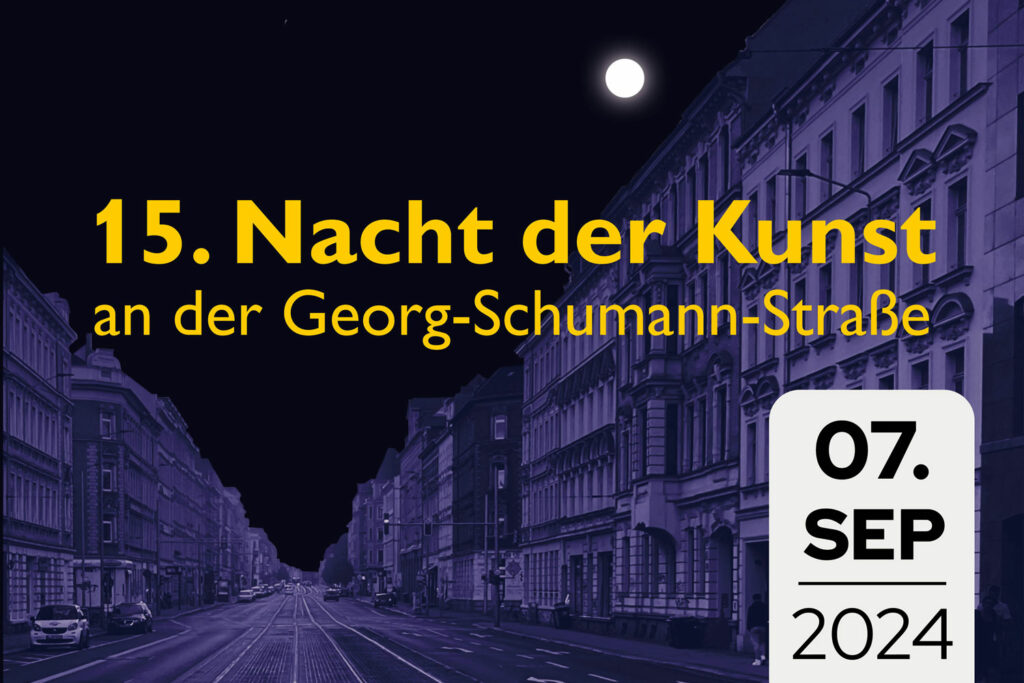 Straße mit Häuserfassaden in Lila getaucht mit Mondschein