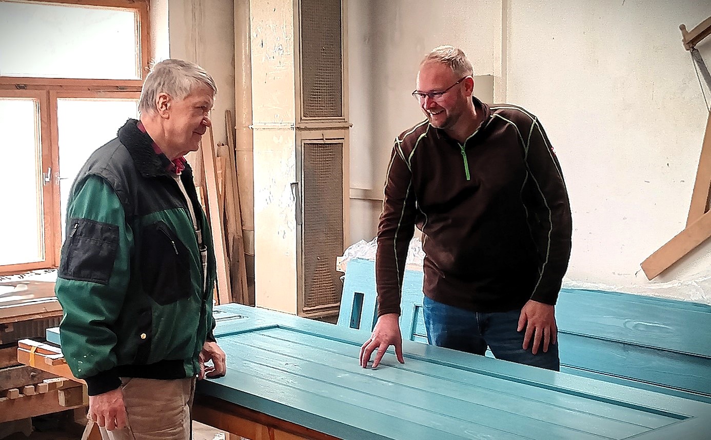 Zwei Tischler im Fachgespräch