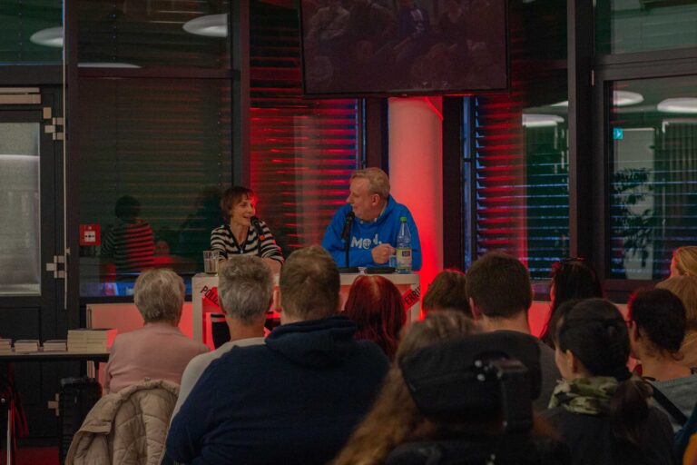 Blick aus dem Publikum auf die beiden Autoren